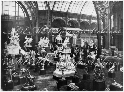 L'Exposition décennale au Grand Palais.- Le hall central (côté sud).1900年博 グラン・パレで開催されたデセンナーレ展覧会 中央ホール（南側）
