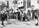 Au Trocadéro.- Cortège des arabes de la rue d'Alger.1900年博 トロカデロ会場にて － アルジェ通りを進むアラブ人の行列