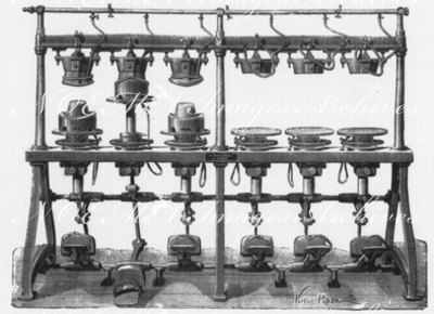 Galerie des machines. - Machine de M. Quesnel à dresser les chapeaux. 機械館 ケネル社製帽子製造機