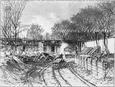 Au Cours-la-Reine.- Le débouche du tunnel dans les chantiers des Champs-Elysées.1900年博 クール・ラ・レーヌにて － シャン＝ゼリゼの工事現場のトンネル出口