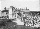 "Déviation des lignes de tramways.- La pile du pont Aléxandre, montrant à gauche, le nouveau passage du tramway." 1900年博 路面電車の迂回 － アレクサンドル橋の支柱と、その左側に見える路面電車の新しい線路