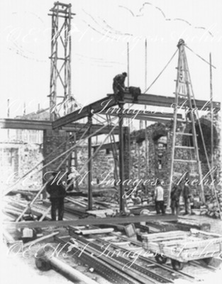 Les chantiers des Champs-Elysées.- Pose des planchers.1900年博 シャン＝ゼリゼ会場の工事現場 － 床の設置