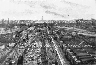 "Les chantiers des Champs-Elyéees.- Vue prise des constructions des deux palais, vers la fin du mois d'avril 1898." 1900年博 シャン＝ゼリゼ会場の工事現場 － 1898年4月末頃に2つの展示場建築現場から見た風景