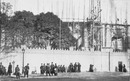 La grève des ouvriers de l'Exposition.Les abords des chantiers des Champs-Elysées gardes par la troupe.1900年博 博覧会作業員たちのストライキ 軍隊に守られたシャン＝ゼリゼ現場の壁付近