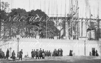 La grève des ouvriers de l'Exposition.Les abords des chantiers des Champs-Elysées gardes par la troupe.1900年博 博覧会作業員たちのストライキ 軍隊に守られたシャン＝ゼリゼ現場の壁付近