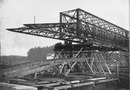 La passerelle du pont Aléxandre III.- L'avant-bec vu de la rive droite.1900年博 アレクサンドル3世橋の歩道橋 － 右岸から見た水よけ