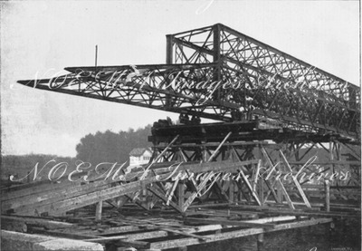 La passerelle du pont Aléxandre III.- L'avant-bec vu de la rive droite.1900年博 アレクサンドル3世橋の歩道橋 － 右岸から見た水よけ