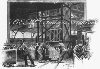 L'industrie de la houille.Extraction des berlines de la cage du puits.1900年博 炭鉱業 立抗のケージからトロッコを引き出す