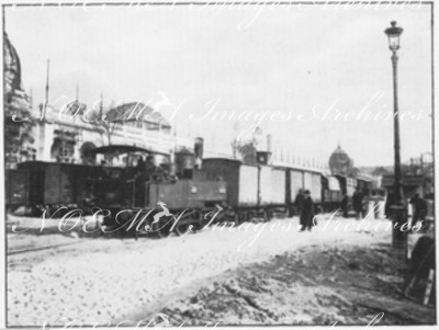 Avant l'ouverture.- 1.Un train de marchandises au Champ-de-Mars.1900年博 開幕前 － 1.シャン・ド・マルス会場の貨物列車