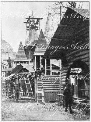 L'Asie russe au Trocadéro.- Isbas en construction.1900年博 トロカデロ会場のアジア・ロシア館 － 建設中のイズバ（丸太作りの農家）