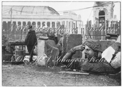 Aux Champs-Elysées.- Fragment du groupe qui surmontait l'ancien Palais de l'industrie.1900年博 シャン＝ゼリゼ会場 － 旧産業館の屋根についていた彫刻群