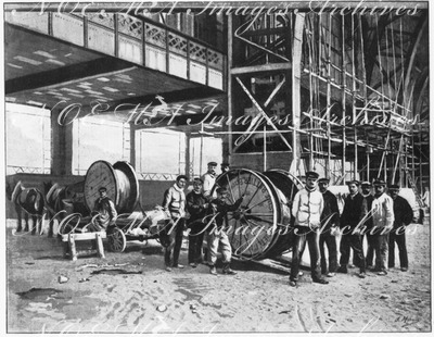 "Au Champ-de-Mars.- Pose des fils pour la lumière électrique (Palais de l'alimentation, sections étrangères)." 1900年博 シャン・ド・マルス会場 － 電気照明用の電線を引く（「食」の展示館、外国コーナー）