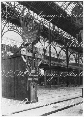 Le Palais du Champ-de-Mars Pylone ornemente et cloture délimitant les classes.1900年博 シャン・ド・マルス会場 装飾つきの柱塔と会場内のしきり