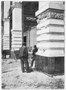 Au Champ-de-Mars.- Cimentier garnissant la base des piliers du Palais des mines.1900年博 シャン・ド・マルス会場 － 炭鉱館の柱下部を補強するセメント工