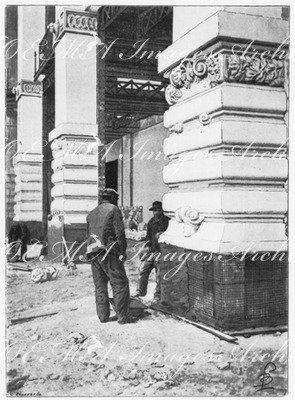 Au Champ-de-Mars.- Cimentier garnissant la base des piliers du Palais des mines.1900年博 シャン・ド・マルス会場 － 炭鉱館の柱下部を補強するセメント工