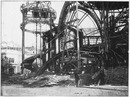 Au Champ de Mars.- Montage d'une des grandes fermes cintrées du Palais des mines.1900年博 シャン・ド・マルス会場 － 炭鉱館のアーチ状小屋組みの組み立て