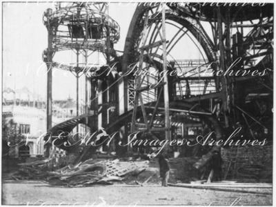 Au Champ de Mars.- Montage d'une des grandes fermes cintrées du Palais des mines.1900年博 シャン・ド・マルス会場 － 炭鉱館のアーチ状小屋組みの組み立て