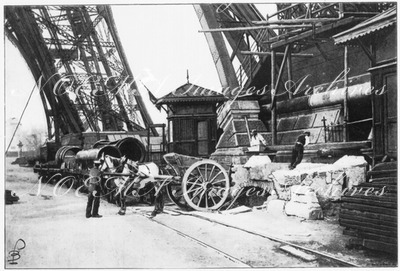 Au Champ de Mars.Travaux de réparation de la Tour Eiffel.1900年博 シャン・ド・マルス会場 エッフェル塔改修工事