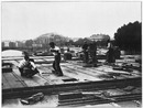 Sur les chantiers.- Le Cours-la-Reine vu de la chaussée du pont Aléxandre III.1900年博 工事現場 － アレクサンドル3世橋の車道から見たクール・ラ・レーヌ