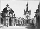 Le chateau de Chantilly et le musée Condé.- La cour d'entrée de la chapelle.1900年博 シャンティー城とコンデ博物館 － 礼拝堂入口がある中庭