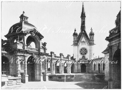 Le chateau de Chantilly et le musée Condé.- La cour d'entrée de la chapelle.1900年博 シャンティー城とコンデ博物館 － 礼拝堂入口がある中庭