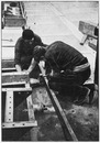 Le pont Aléxandre III.- Pose des ressorts pour compenser la dilatation des paves de bois de la chaussée.1900年博 アレクサンドル3世橋 － 車道の木製ブロックの膨張による誤差を埋めるためにバネを取り付ける