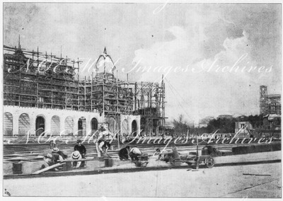 "Aux Invalides.- Pose du dallage en verre, sur la plate-forme de la gare de l'ouest." 1900年博 アンヴァリッド会場 － 西駅のプラットフォーム上にガラス製のタイルを嵌め込む