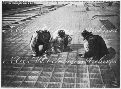 Aux Invalides.- Rejointoiement des dalles de verre sur la plate-forme de la gare de l'Ouest.1900年博 アンヴァリッド会場 － 西駅のプラットフォーム上のガラス製タイルの継ぎ目直し