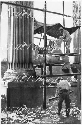 Portique du Grand Palais - Mise au point d'une statue.1900年博 グラン・パレの柱廊玄関 － 彫像の仕上げ