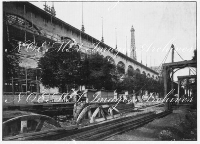 Au Champ de Mars.- Facade postérieure du Palais des fils et tissus.1900年博 シャン・ド・マルス会場 － 糸と布館の後ろ側壁面