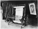 La manufacture nationale des tapisseries de Beauvais.- Métier de basse-lice relevé.1900年博 ボーヴェ国立織物工場 － 縦型のタピスリー織機