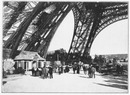 Les promeneurs du dimanche sous la Tour Eiffel.1900年博 エッフェル塔の下を散歩する人々