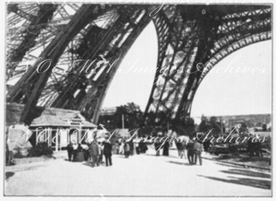 Les promeneurs du dimanche sous la Tour Eiffel.1900年博 エッフェル塔の下を散歩する人々