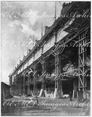 "Le Palais du génie civil.- Partie gauche de la facade, pendant la pose des parties en staff." 1900年博 発明家館 － スタッフ製部分設置工事中の外壁左部分