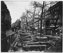 Le métropolitain municipal.- Arbres suspendus au-dessus des tranchées de fouille pour la construction de la station de Saint-Paul.1900年博 パリ市地下鉄 － サン・ポール駅建設のため、溝の上に宙ぶらりんで止められた街路樹