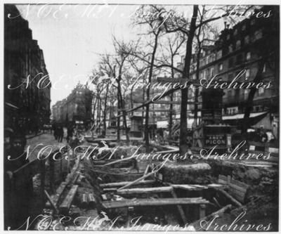 Le métropolitain municipal.- Arbres suspendus au-dessus des tranchées de fouille pour la construction de la station de Saint-Paul.1900年博 パリ市地下鉄 － サン・ポール駅建設のため、溝の上に宙ぶらりんで止められた街路樹