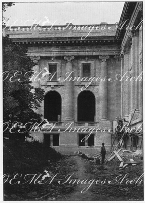 Aux Champs-Elysées.- Partie de la facade sud du Grand Palais.1900年博 シャン＝ゼリゼ会場 － グラン・パレの南側壁面部分