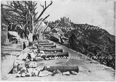 Madagascar.- Vue de Tananarive avant l'occupation; la batterie d'Ambodinandohalo.1900年博 マダガスカル － 占領前のタナナリヴ風景； アンボディナンドアロの砲列