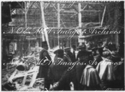 Les visiteurs du <<Vieux Paris>>.- La promenade des <<Ingénieurs civils>>.1900年博 「古いパリ」を訪れる人々 － 「民間エンジニアたち」の散歩