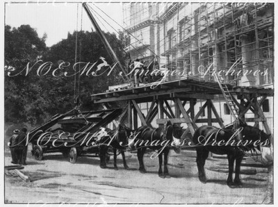 Les ouvriers de l'Exposition.- Transport et enlevage d'un fragment de ferme (Palais des Champs Elysées).1900年博 博覧会場の作業員たち － 小屋組みの建材部分の運搬と運び上げ