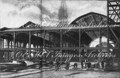 A travers le Champ de Mars Les pieds droits de la facade du Palais de l'électricité.1900年博 シャン・ド・マルス会場 － 電気館の正面右側の支柱