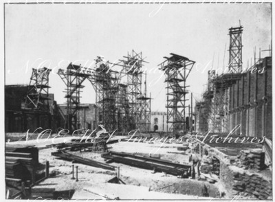 La hall du Grand Palais.- 2.Montage des échafauds pour la pose de la coupole centrale.1900年博 グラン・パレのホール － 2.中央ドーム建設のための足場組み立て