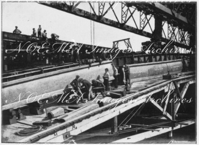 Le pont Aléxandre III.- 2.La pose des derniers voussoirs.1900年博 アレクサンドル3世橋 － 2.最後に残った迫石（せりいし）の設置