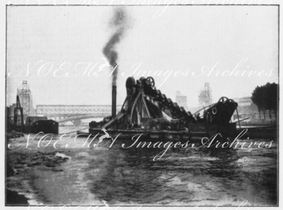 Le pont Aléxandre III.- 1.Dragage en aval.1900年博 アレクサンドル3世橋 － 1.川下の泥さらい
