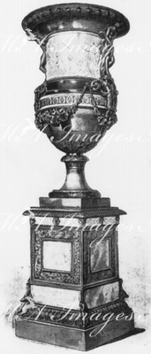 "Le vase monumental du Louvre, exposé par la manufacture de Sèvres en 1783." 1900年博 1783年にセーヴル製陶所が展示したルーヴルの記念花瓶