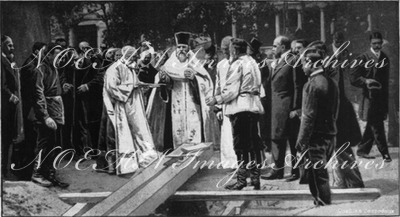 Le palais sibérien.- Les ouvriers russes pendant la cérémonie religieuse.1900年博 シベリア館 － 宗教儀式に参列するロシアの作業員たち