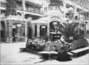 Palais du Champ-de-Mars.- Le hall de la parfumerie.1900年博 シャン・ド・マルス会場 － 香水の展示ホール