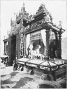 Exposition des Indes britanniques.- Grande vitrine en bois sculpte.1900年博 英国領インド館 － 彫刻をほどこされた大きなショーケース