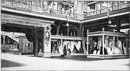 "Le Palais des fils, tissus et vêtements.- La soierie.(Sections françaises.)" 1900年博 糸と布と服の展示館 － 絹製品 （フランスコーナー）