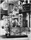 La vitrine d'un fabricant d'essence de roses.1900年博 薔薇エッセンス製造所のショーケース